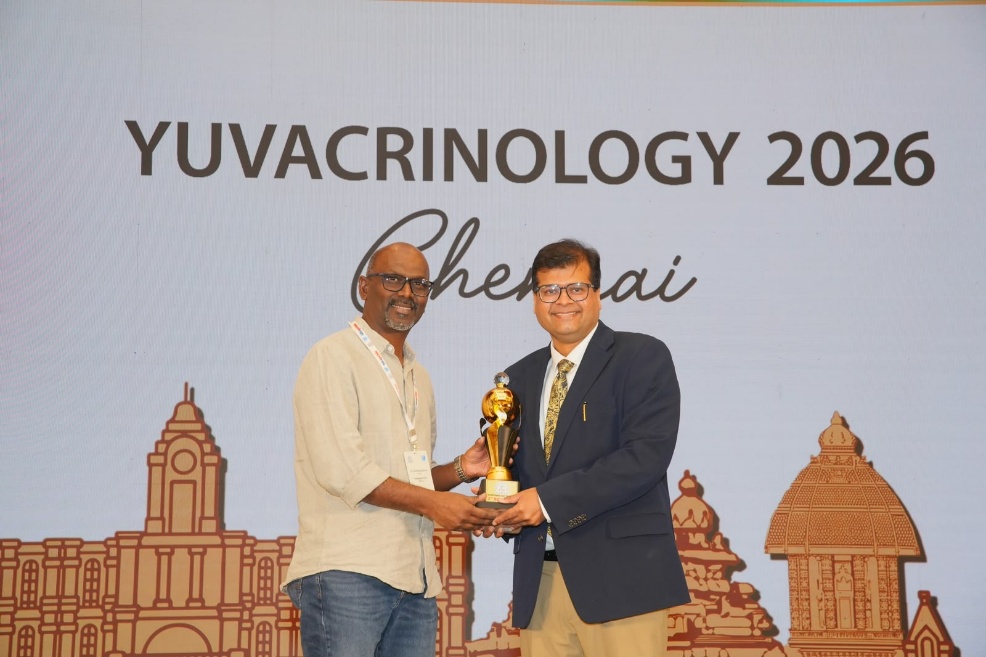 Dr. Mittal receiving an award at Yuvacrinology 2026